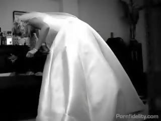 Suicidal blond trentenaire jeune mariée obtient baise que apporte son à vie