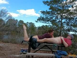 الهاوي زوجة مارس الجنس و creampied في جمهور picnic جدول