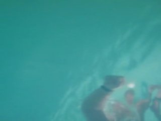 Підводний в публічний басейн, безкоштовно безкоштовно публічний канал hd секс кліп f7