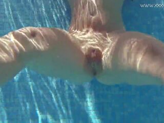 Jessica lincoln blir hardt opp og naken i den basseng: kjønn 13